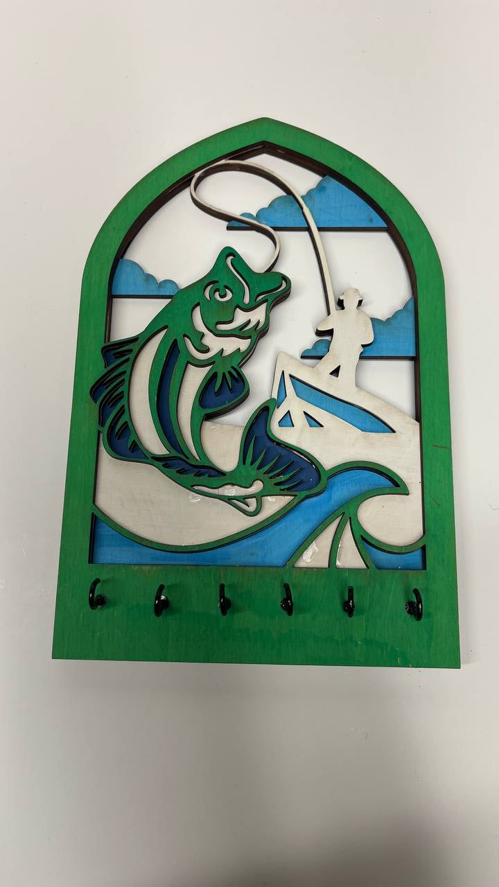 Rustic Fishing Key Holder – Hand-Painted Wooden Fisherman & Fish Wall Organizer with 6 Hooks