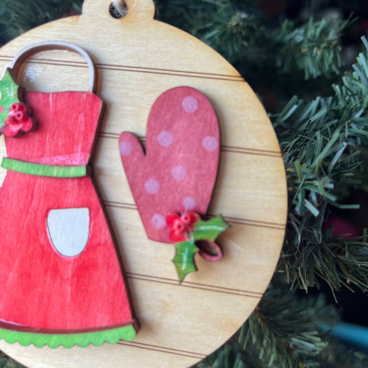 Apron & Oven Mitt Ornament – 3.25" Round Layered Wood Baking Christmas Tree Decor – Holiday Kitchen Ornament