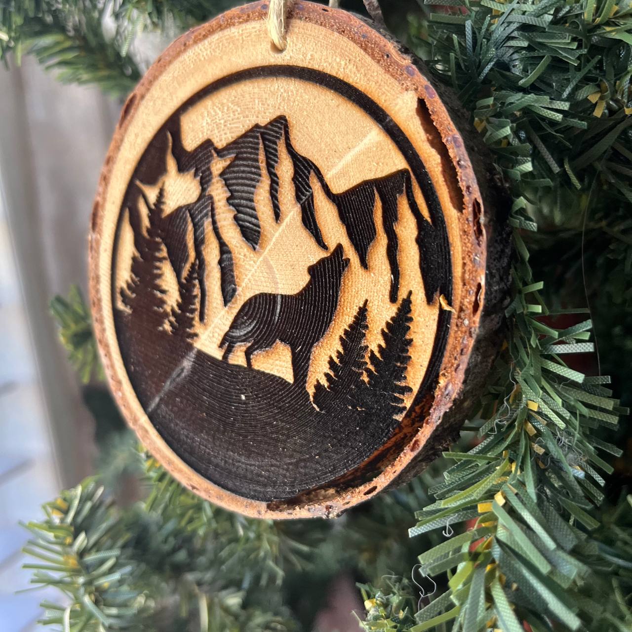 Howling Wolf Engraved Pine Wood Ornament – Rustic Wildlife Tree Slice Decor – Locally Sourced 3.25"-4" Round Nature Ornament