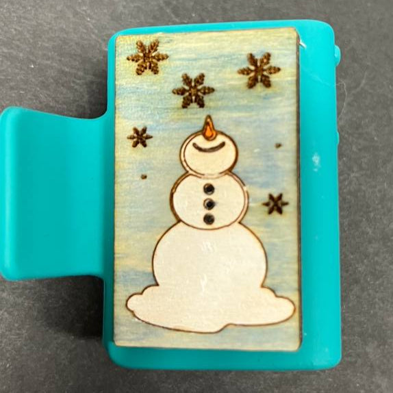 Small Snowman Hair Claw Clip – Hand-Painted Wood with Engraved Snowflakes