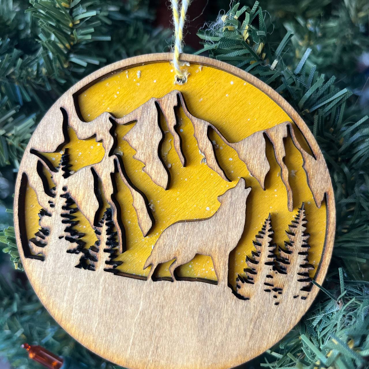 Howling Wolf Mountain Ornament – 3.25" Rustic Wildlife Decor for Outdoor & Nature Lovers