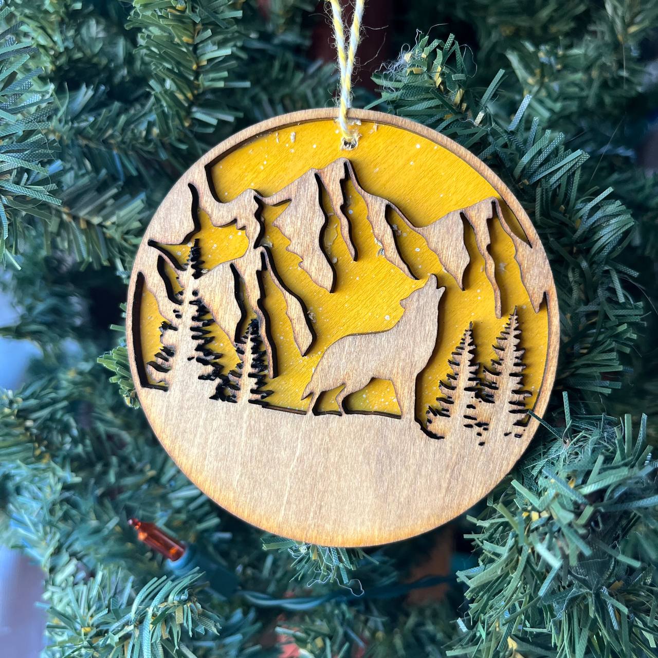 Howling Wolf Mountain Ornament – 3.25" Rustic Wildlife Decor for Outdoor & Nature Lovers