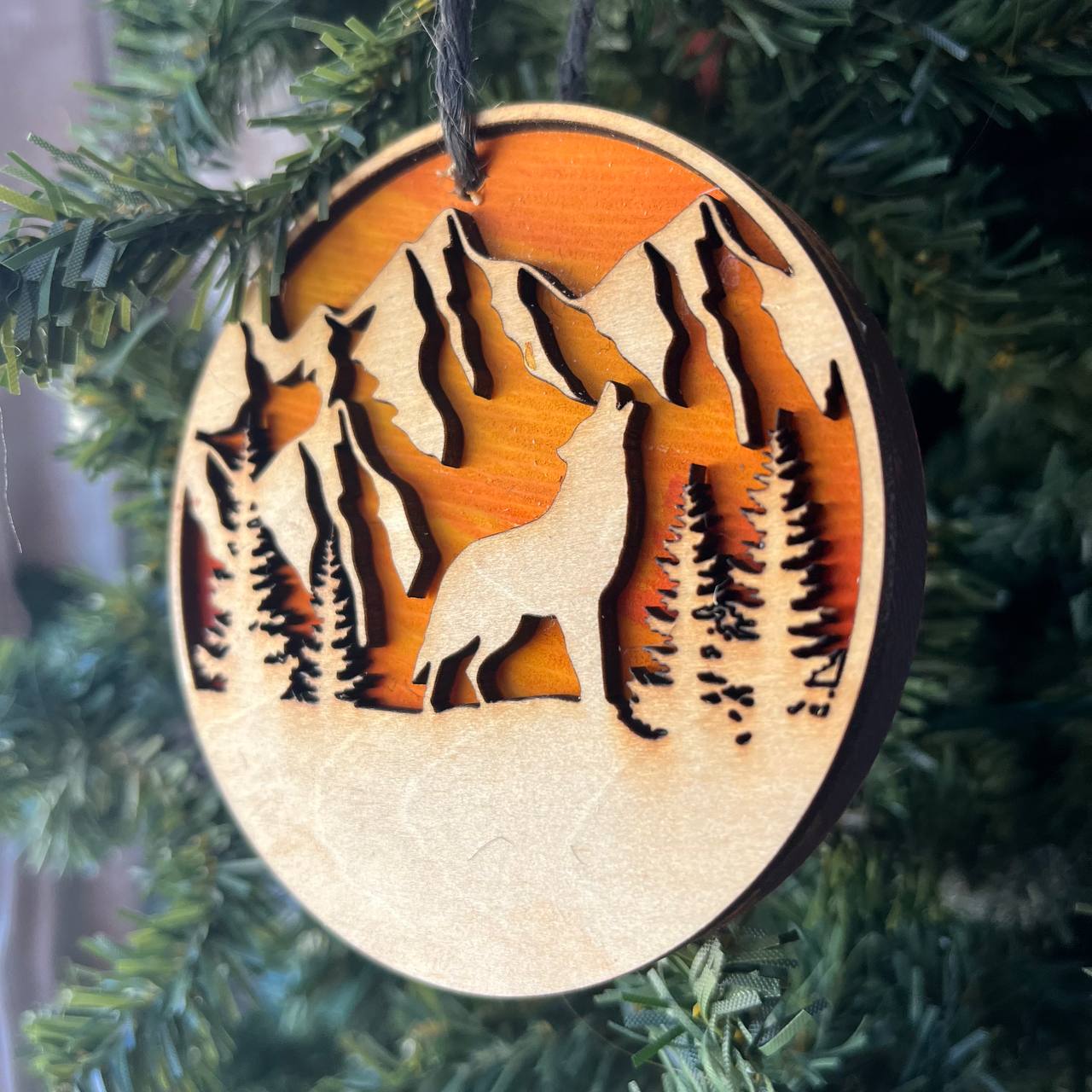 Howling Wolf Mountain Ornament – 3.25" Rustic Wildlife Decor for Outdoor & Nature Lovers