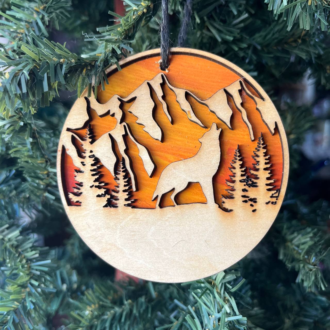 Howling Wolf Mountain Ornament – 3.25" Rustic Wildlife Decor for Outdoor & Nature Lovers