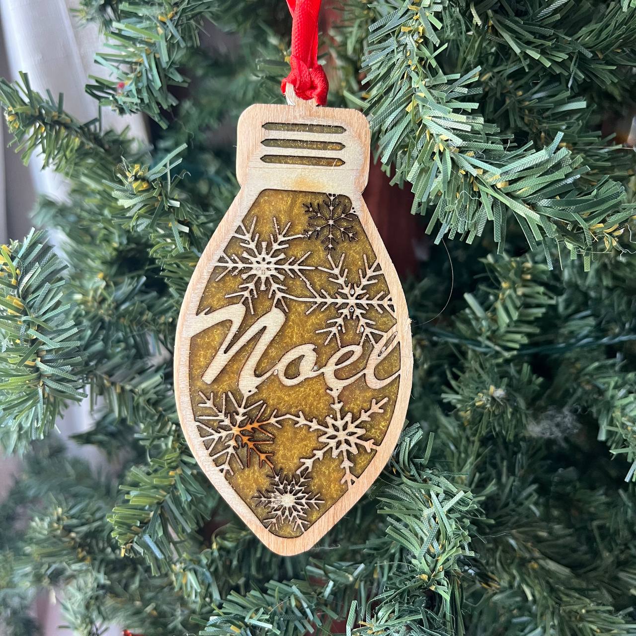 Wood & Resin Christmas Ornament Set – Bundle of 5 Holiday Light Bulbs | Peace, Rejoice, Noel, Feliz Navidad, Merry Christmas | Rustic Farmhouse Tree Decor